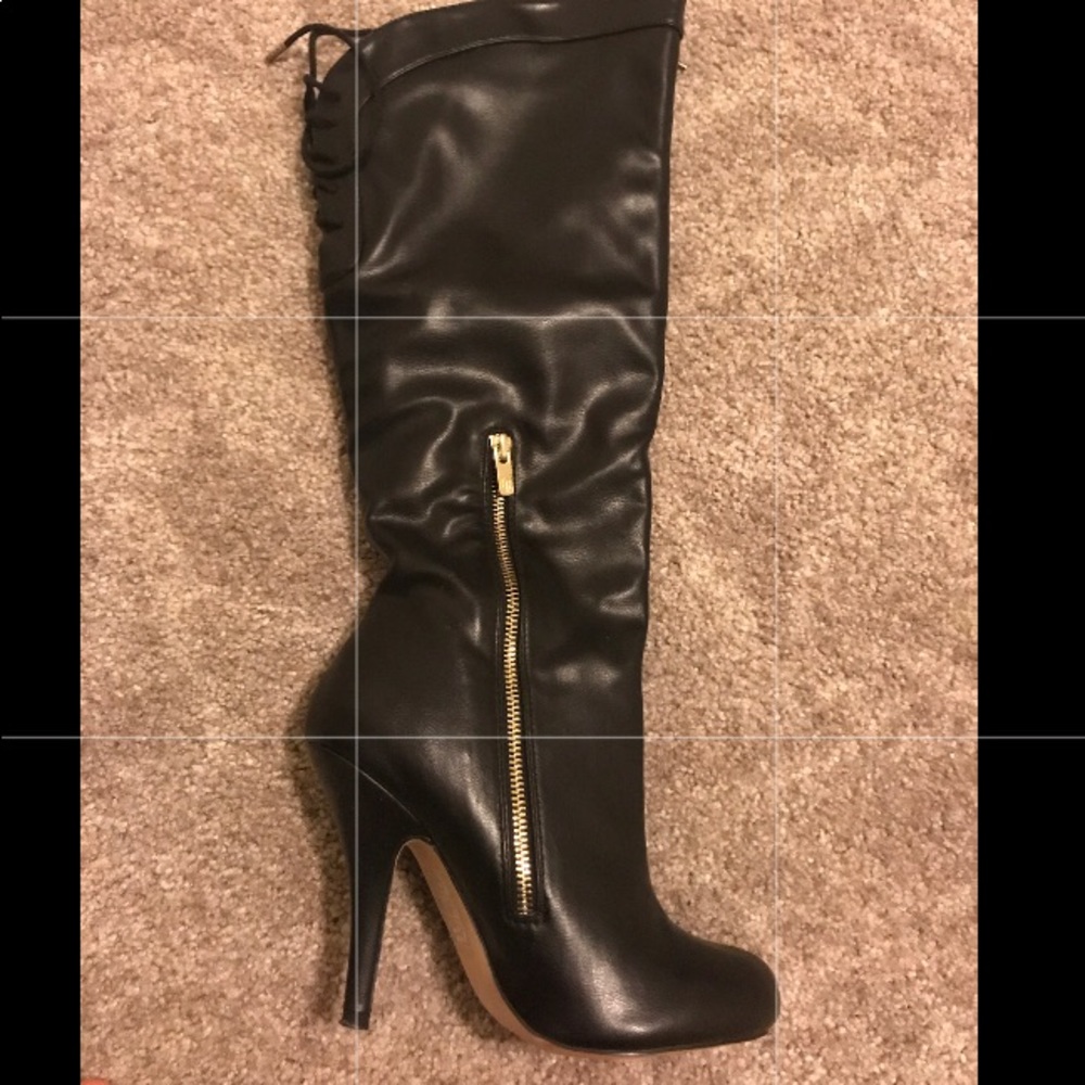 Black knee high boots ( sits just below the knee)